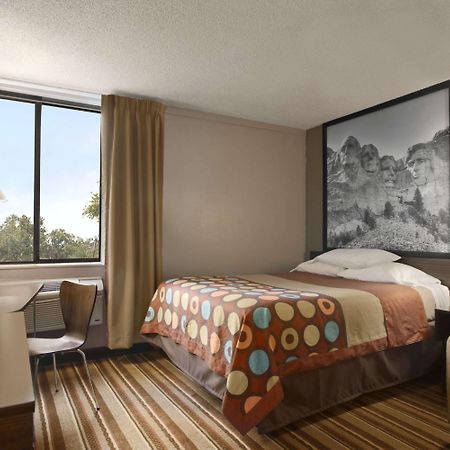 Super 8 By Wyndham Redfield Hotell Exteriör bild