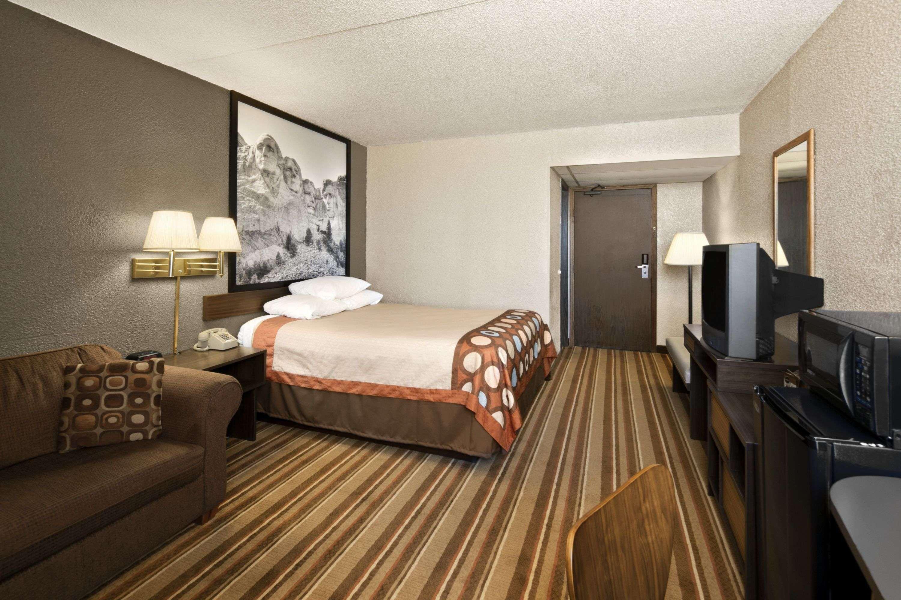 Super 8 By Wyndham Redfield Hotell Exteriör bild