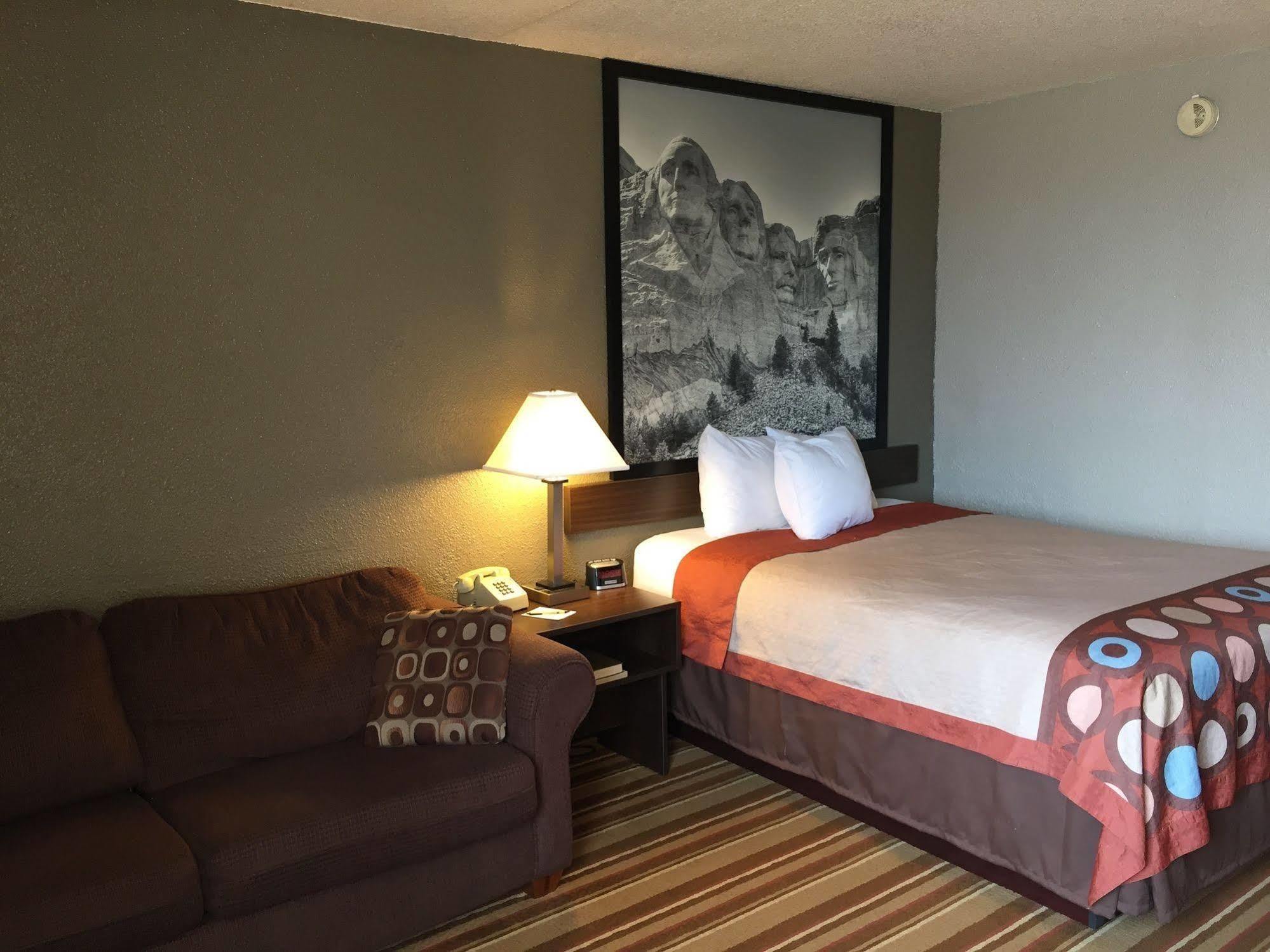 Super 8 By Wyndham Redfield Hotell Exteriör bild