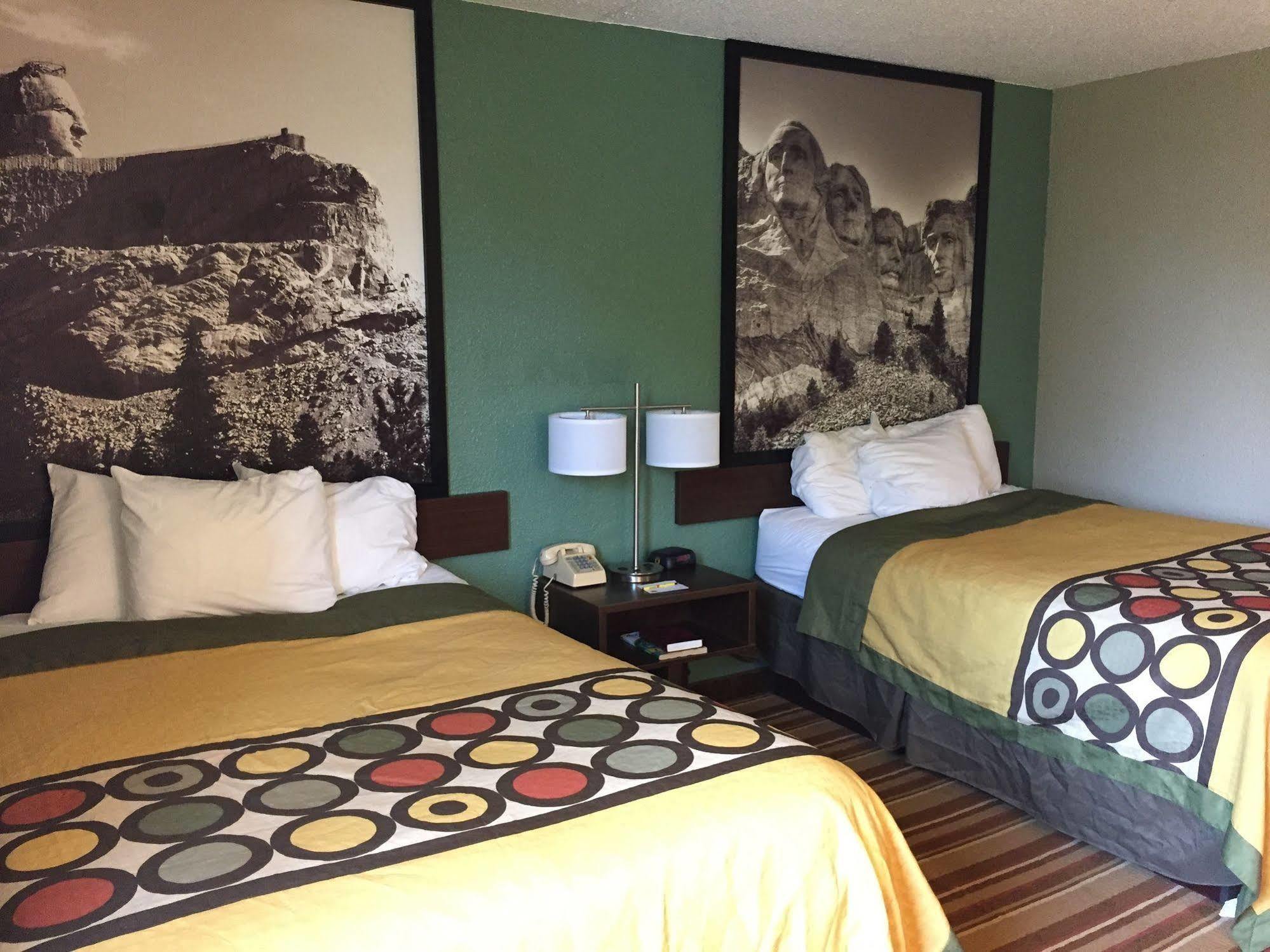 Super 8 By Wyndham Redfield Hotell Exteriör bild