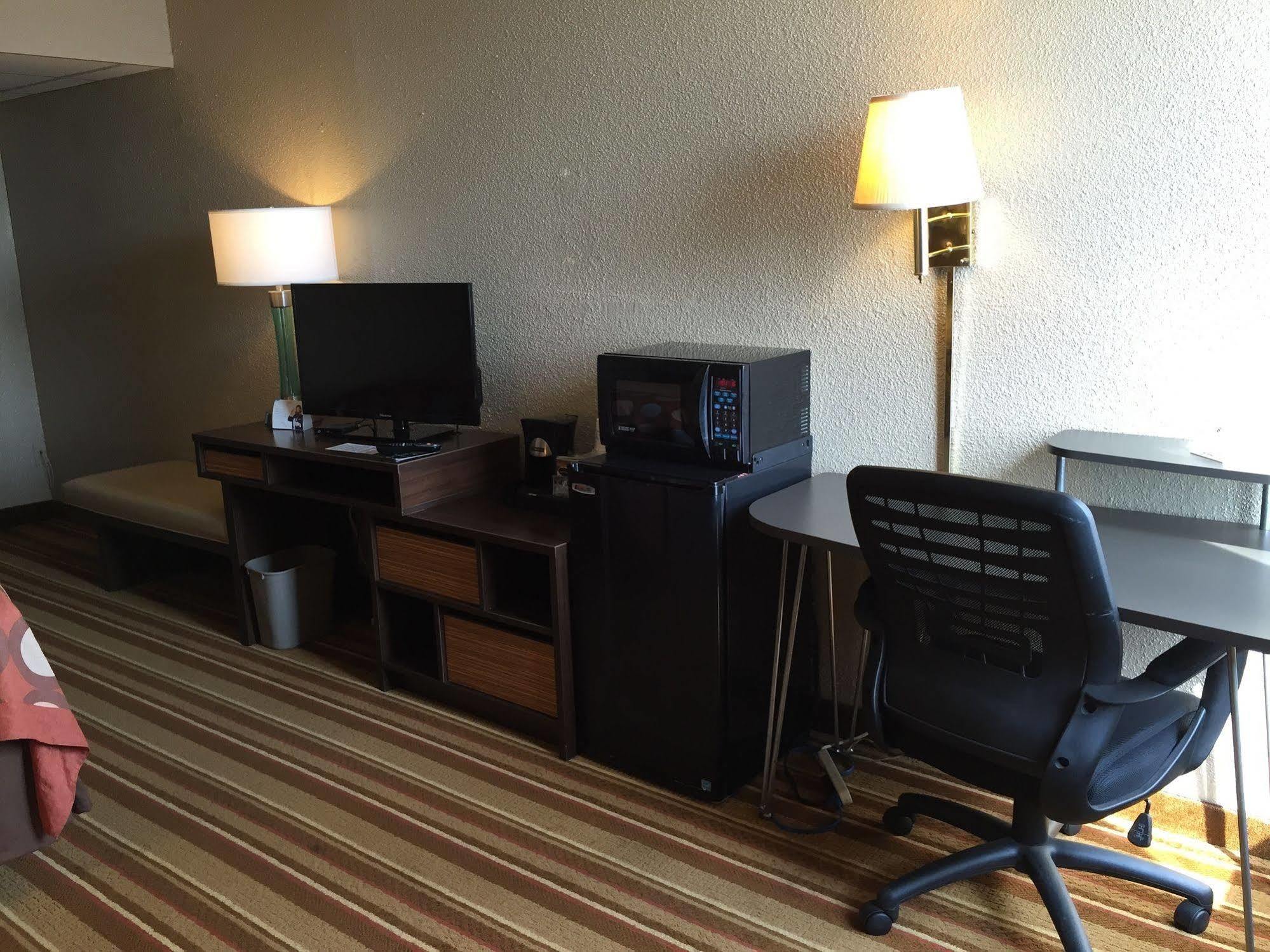 Super 8 By Wyndham Redfield Hotell Exteriör bild