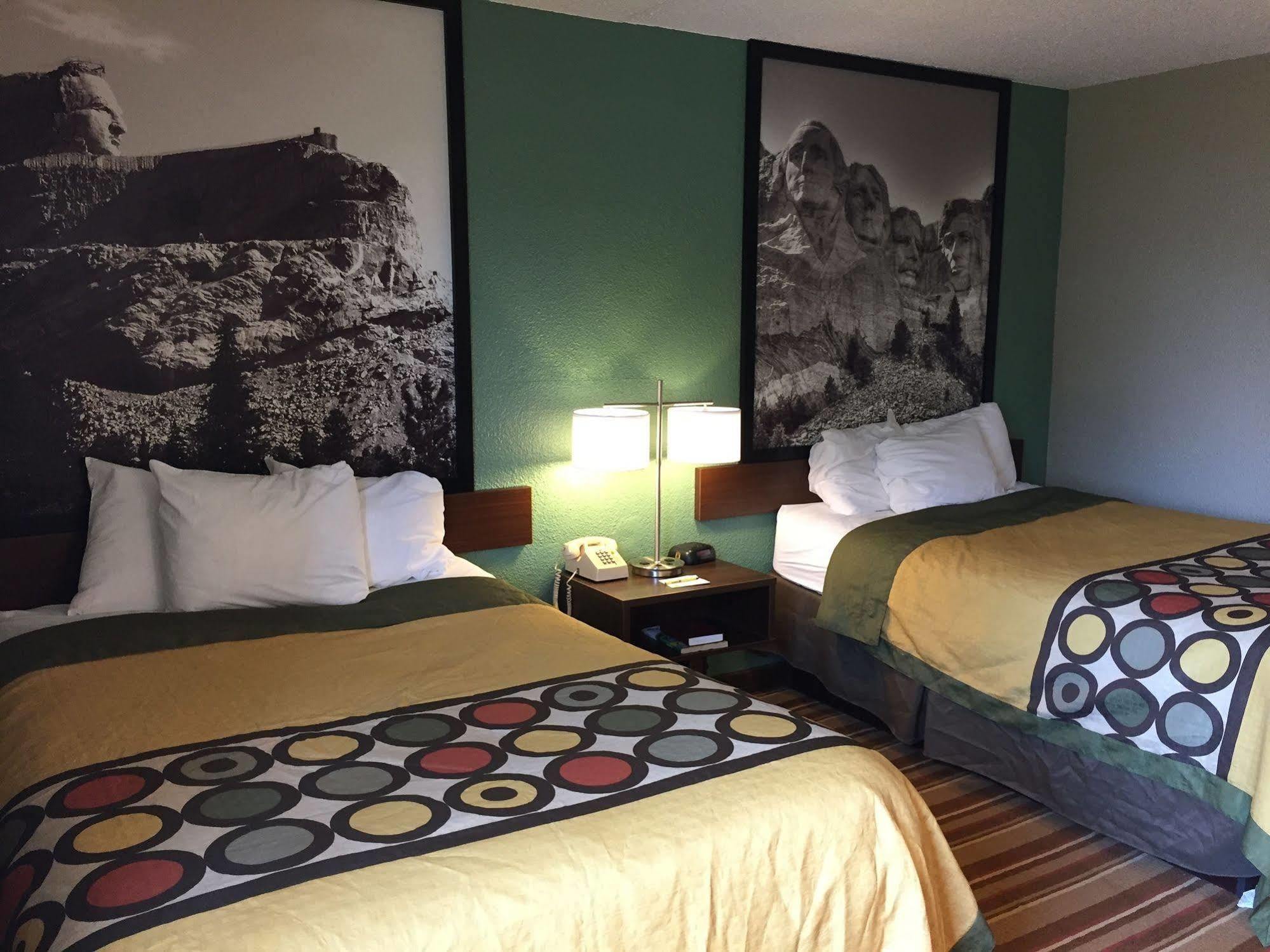 Super 8 By Wyndham Redfield Hotell Exteriör bild